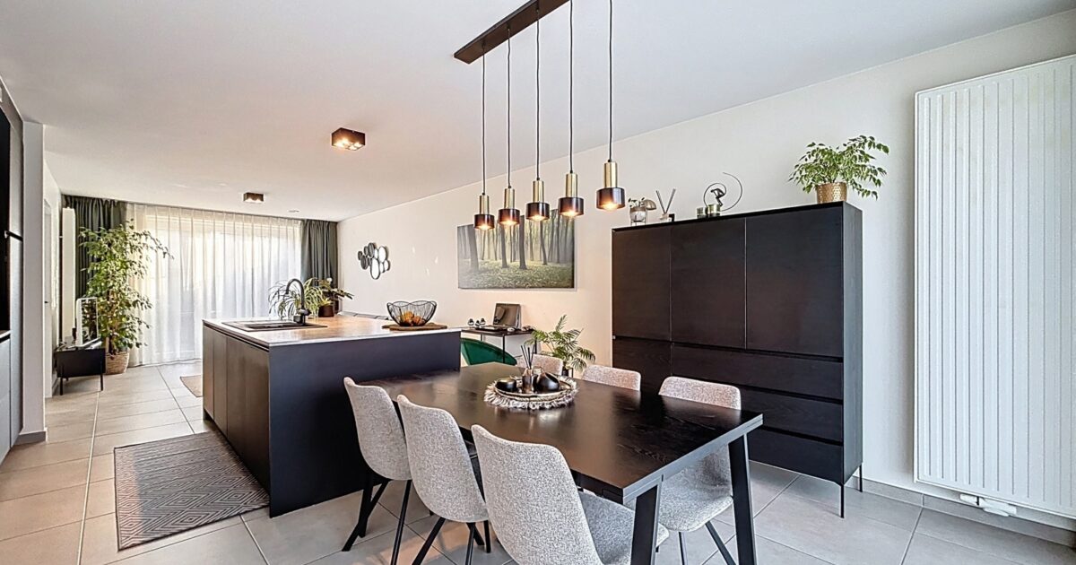 Rustig gelegen woning met dubbele garage en uitweg… - Smart Houses